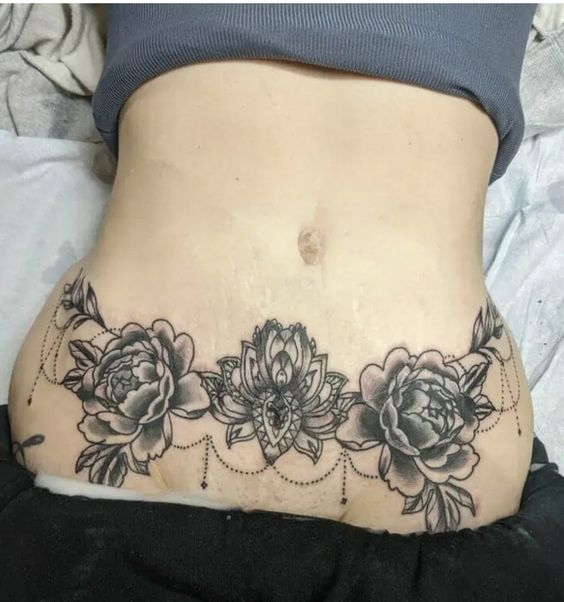 Hình xăm hoa cổ điển trên lưng dưới, phong cách blackwork, chi tiết rõ nét, độ phân giải HD.