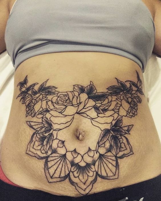 Hình xăm hoa đen trắng trên bụng, phong cách blackwork, chi tiết rõ nét, độ phân giải HD.