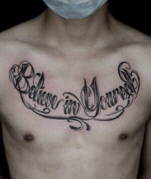 mẫu tattoo chữ believe in yourself đầy ý nghĩa Hình xăm chữ ngực phong cách cổ điển, chi tiết rõ nét, độ phân giải HD.