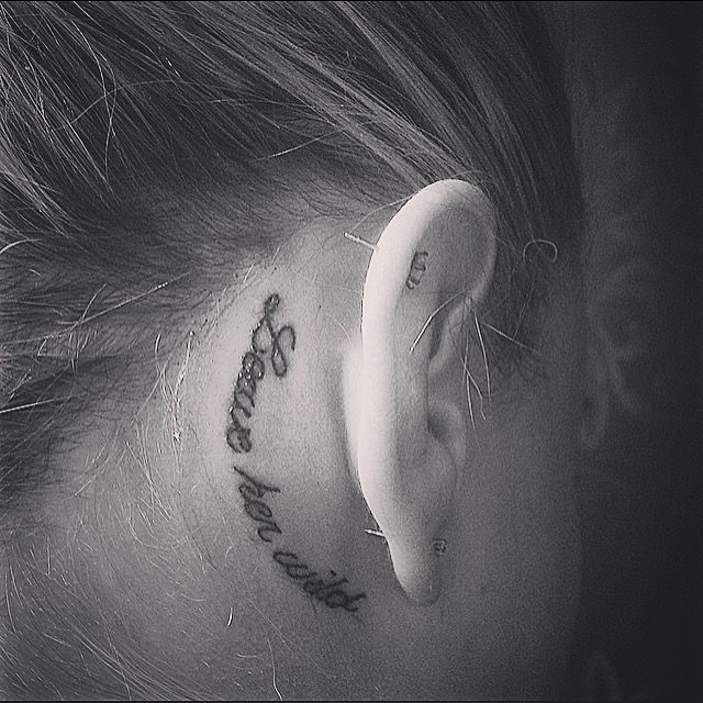 Hình xăm chữ sau tai, phong cách blackwork, chi tiết cao, ảnh đen trắng, độ phân giải HD.