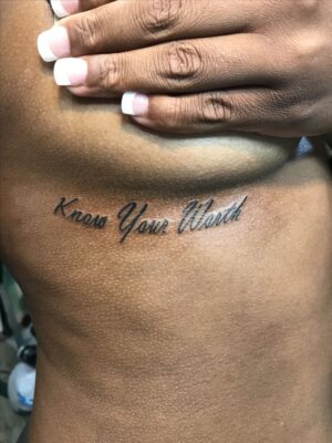 Hình xăm chữ "Know Your Worth" phong cách tối giản trên lưng, ảnh chi tiết rõ nét, độ phân giải HD.