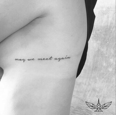 Hình xăm chữ mini ở mạn sườn, phong cách blackwork, ảnh đen trắng, độ phân giải HD.