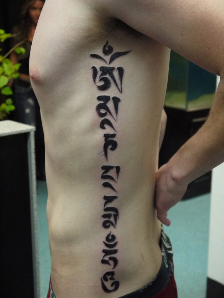 Tattoo chữ Phạn bên hông cực ngầu Hình xăm chữ viết dọc bên sườn, phong cách blackwork, độ chi tiết cao, ảnh HD.
