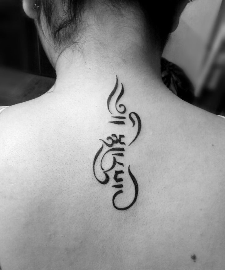 mẫu tattoo chữ phạn đơn giản sau gáy Hình xăm chữ đen trên lưng, phong cách blackwork, độ chi tiết cao, ảnh HD.