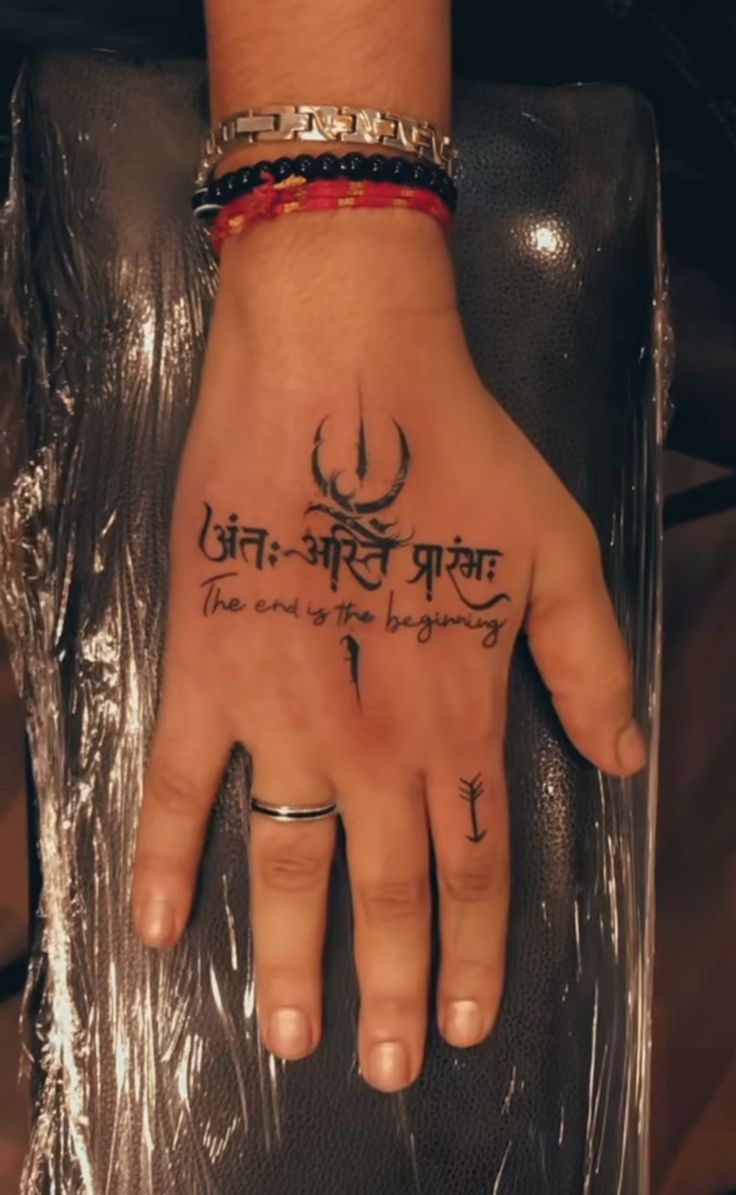 Tattoo chữ Phạn trên bàn tay Hình xăm chữ và ký hiệu trên mu bàn tay phong cách blackwork, chi tiết, ảnh HD.