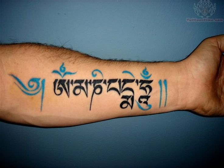 Tattoo chữ Phạn ở cẳng tay Hình xăm chữ Tạng trên tay, phong cách màu sắc, độ chi tiết cao, ảnh HD.