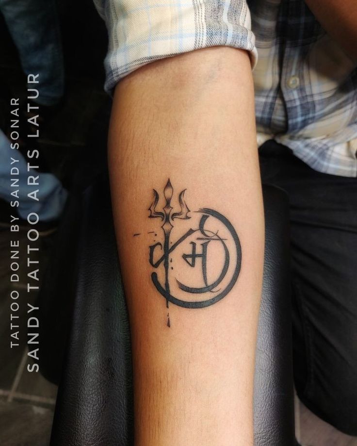 Tattoo chữ Phạn ý nghĩa ở cẳng tay Hình xăm trident blackwork trên cánh tay, phong cách tối giản, chi tiết rõ nét, ảnh ở độ phân giải HD.
