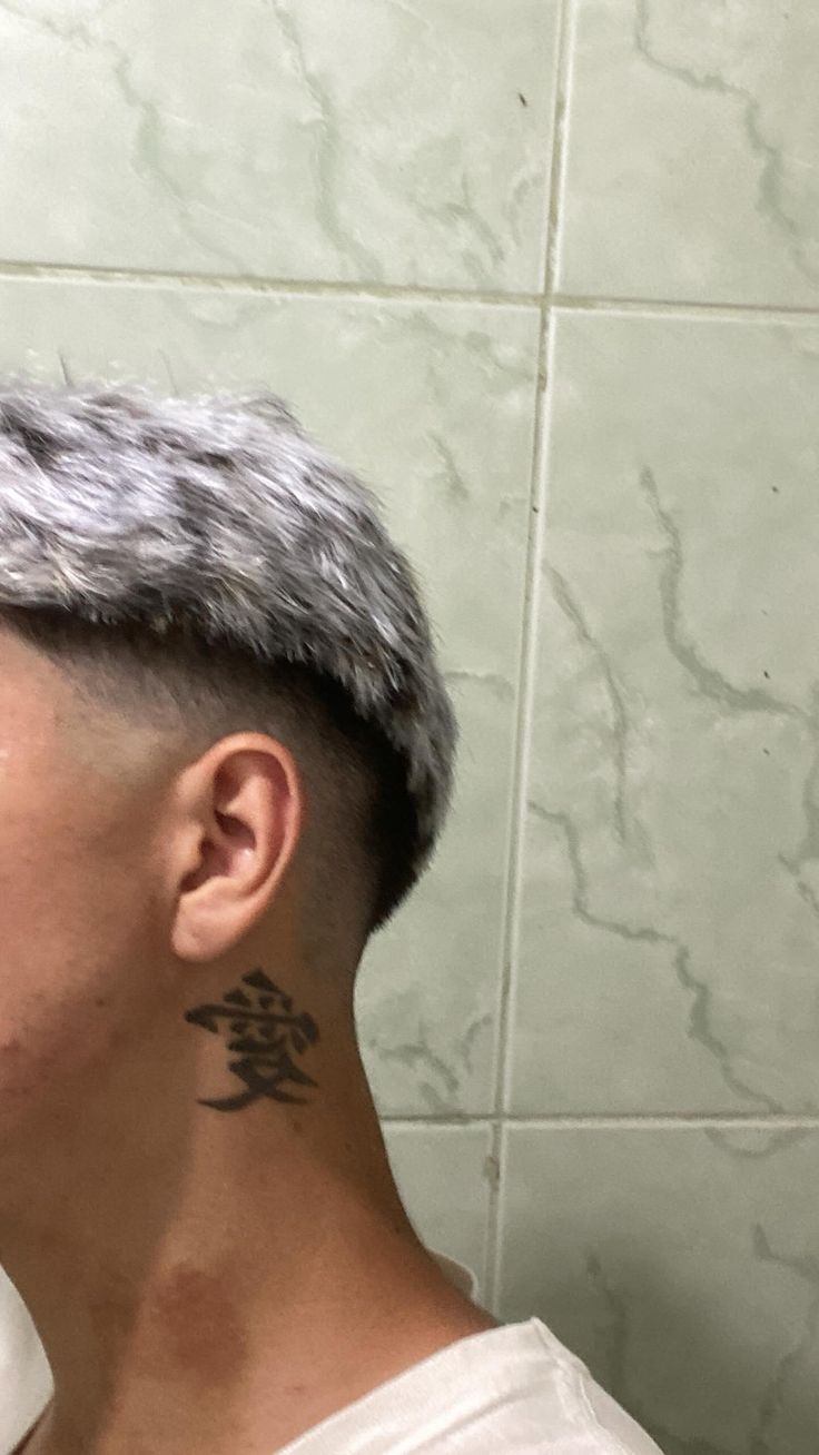 Hình xăm chữ Hán trên cổ, phong cách blackwork, độ chi tiết cao, ảnh HD.