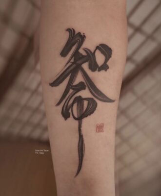 Mẫu tattoo thư pháp đầy ý nghĩa Hình xăm chữ Hán trên cánh tay, phong cách blackwork, chi tiết, ảnh HD.
