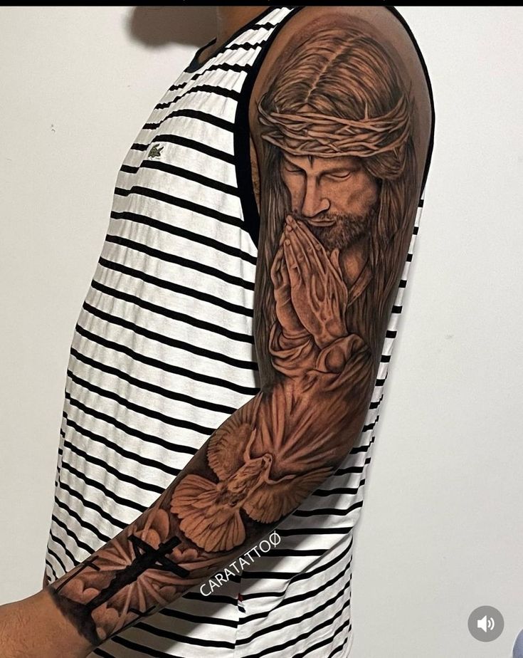 Hình xăm Chúa cầu nguyện trên cánh tay, phong cách blackwork, chi tiết cao, độ phân giải HD.