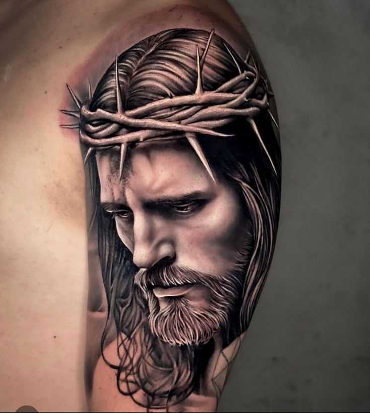 Hình xăm chân dung nghệ thuật trên vai, phong cách blackwork, chi tiết sắc nét, độ phân giải cao.
