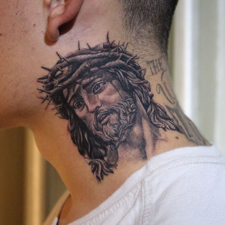Hình xăm Chúa Jesus cổ điển trên cổ, phong cách blackwork chi tiết, độ phân giải HD.