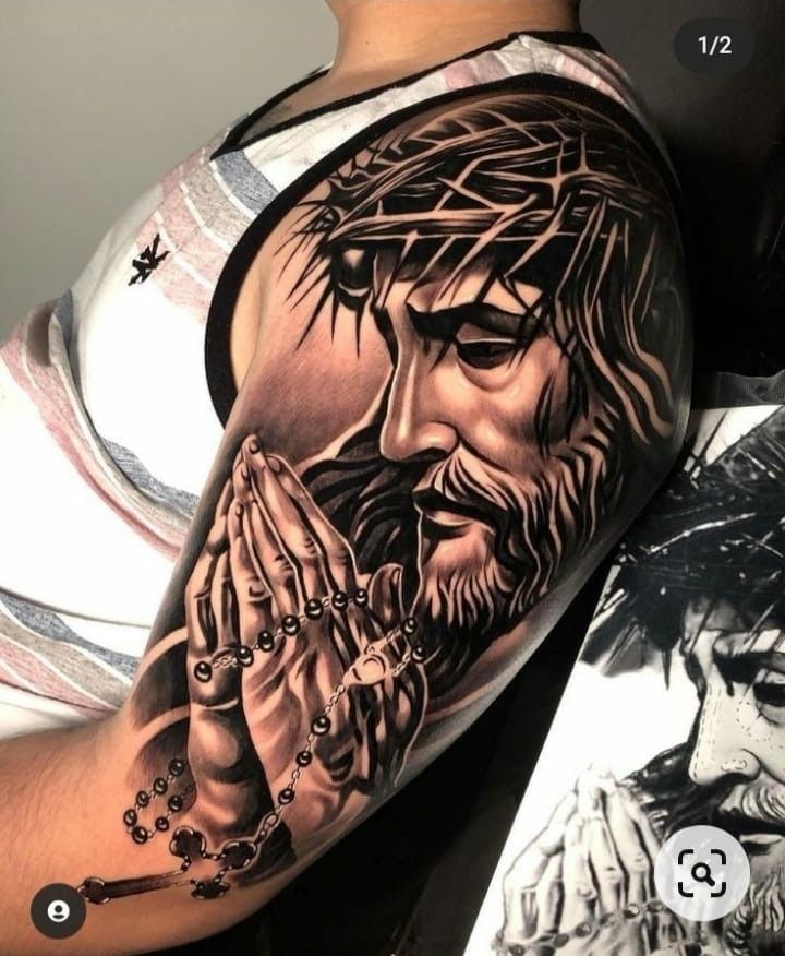 Hình xăm chân dung tôn giáo trên cánh tay, phong cách blackwork, chi tiết rõ nét, độ phân giải HD.