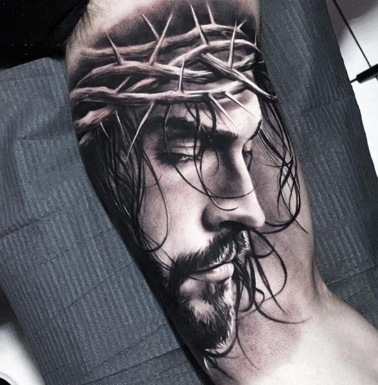 Hình xăm chân dung cổ điển trên cánh tay, phong cách blackwork chi tiết, độ phân giải HD.