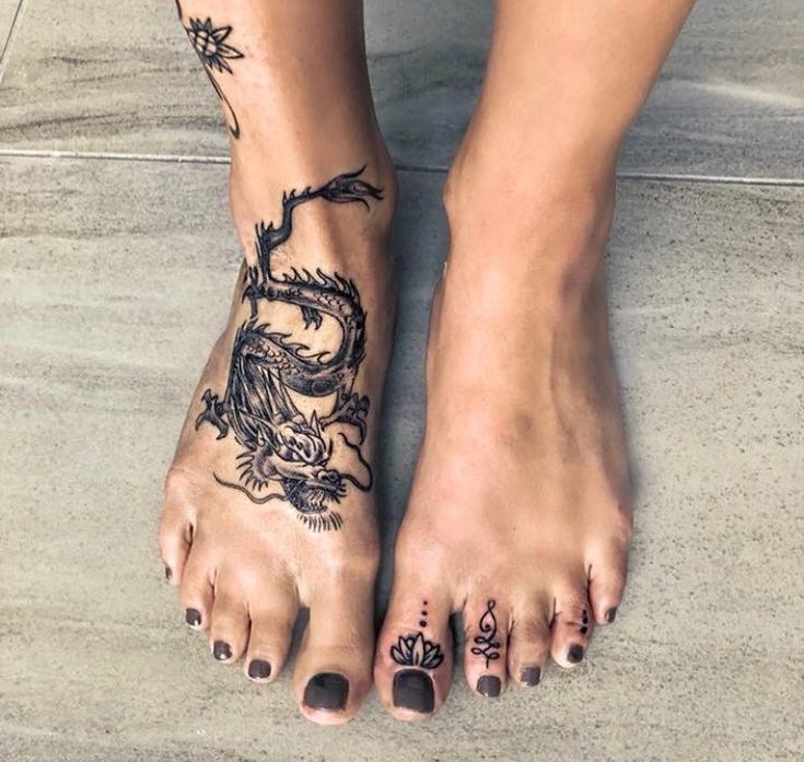 Hình xăm rồng phong cách blackwork trên mu bàn chân, chi tiết rõ nét, ảnh HD.