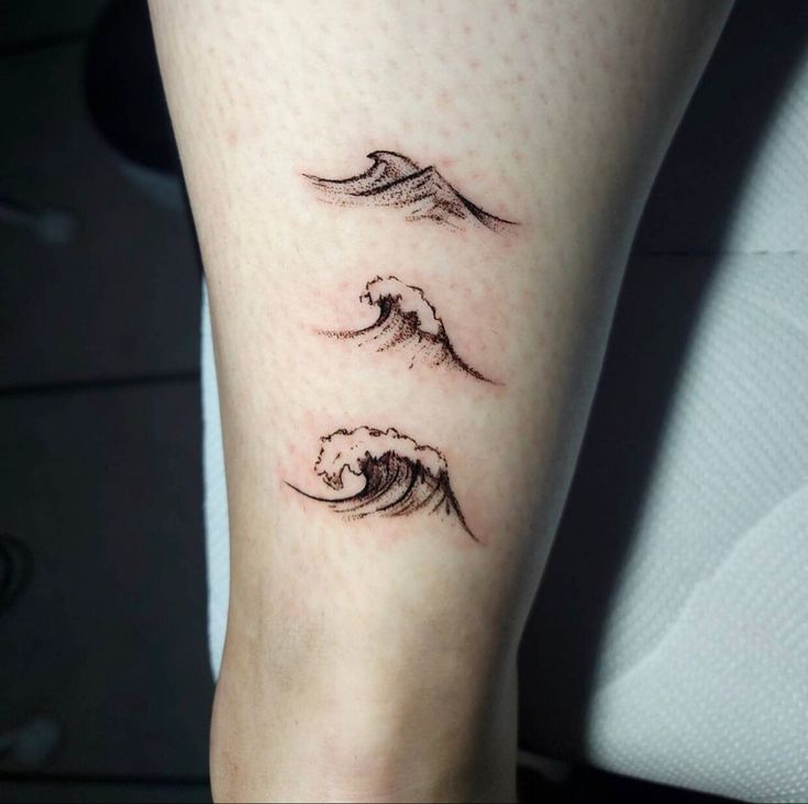Hình xăm sóng mini trên chân, phong cách blackwork, chi tiết rõ nét, độ phân giải HD.
