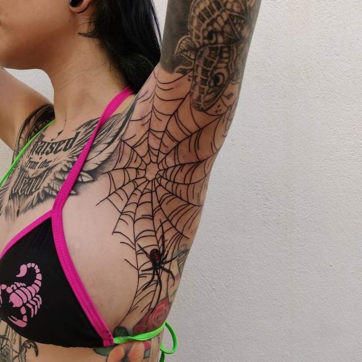 Hình xăm mạng nhện và hoa hồng ở nách, phong cách blackwork, chi tiết, độ phân giải HD.