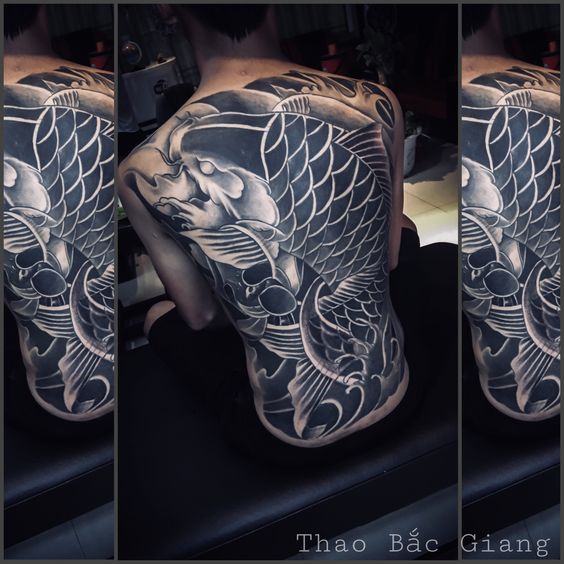 mau-tattoo-den-trang-4 Hình xăm cá chép phong cách blackwork trên lưng, chi tiết, độ phân giải HD.