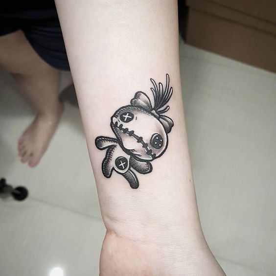 Mẫu hình xăm đen trắng mini độc đáo Hình xăm búp bê voodoo trên tay, phong cách blackwork, chi tiết rõ nét, độ phân giải HD.