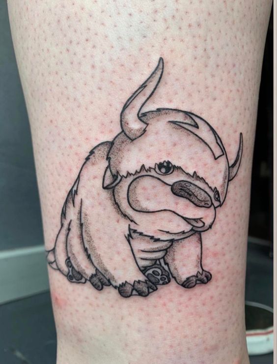 Mẫu tattoo đen trắng theo yêu cầu khách hàng Hình xăm thú hoạt hình, phong cách blackwork, vị trí bắp chân, chi tiết rõ nét, độ phân giải HD.