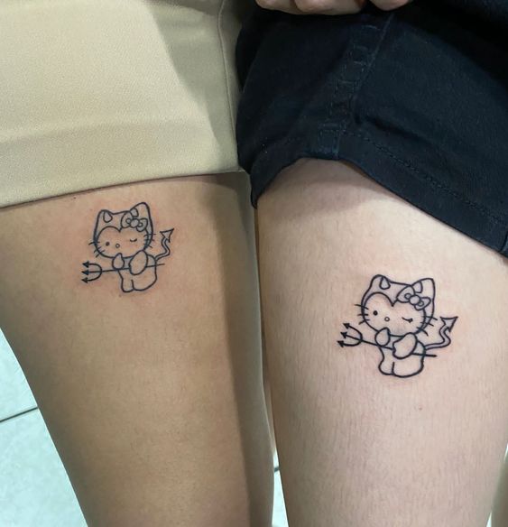 Hình xăm mèo mini phong cách blackwork trên đùi, chi tiết đơn giản, độ phân giải HD.