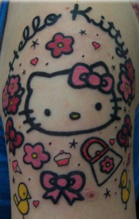 Hình xăm Hello Kitty màu sắc với hoa và nơ, phong cách dễ thương, vị trí cánh tay, chi tiết rõ nét, độ phân giải HD.