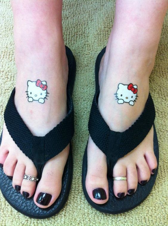 Hình xăm Hello Kitty mini trên mu bàn chân, phong cách màu sắc, chi tiết, ảnh HD.