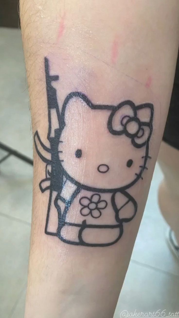 Hình xăm nhân vật hoạt hình trên cánh tay, phong cách blackwork, chi tiết rõ nét, độ phân giải HD.