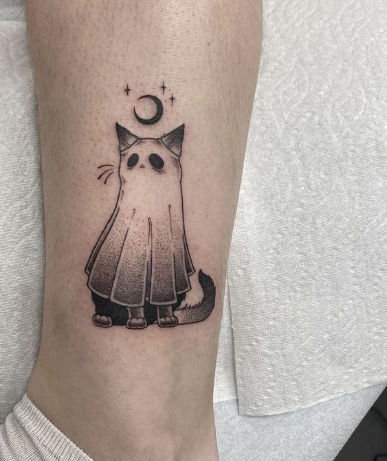 Thiết kế tattoo con mèo đen trắng độc đáo ở chân Hình xăm mèo ma phong cách blackwork trên chân, chi tiết, độ phân giải HD.