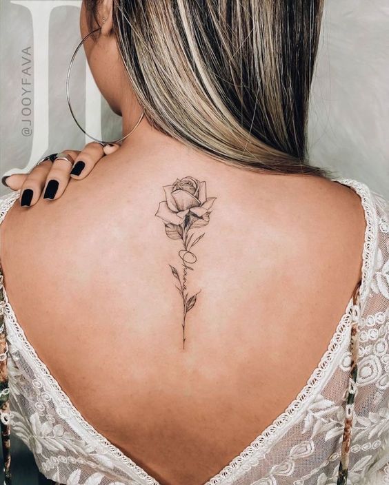 Mẫu xăm hoa hồng tối giản cho nữ ở lưng Hình xăm hoa hồng blackwork trên lưng người, chi tiết tinh xảo, độ phân giải cao, phong cách tối giản, HD.