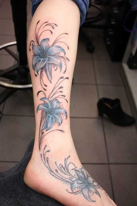 Mẫu tattoo hoa ly chạy dọc theo cẳng chân Hình xăm hoa loa kèn ở chân, phong cách màu nước, chi tiết tinh tế, ảnh HD.
