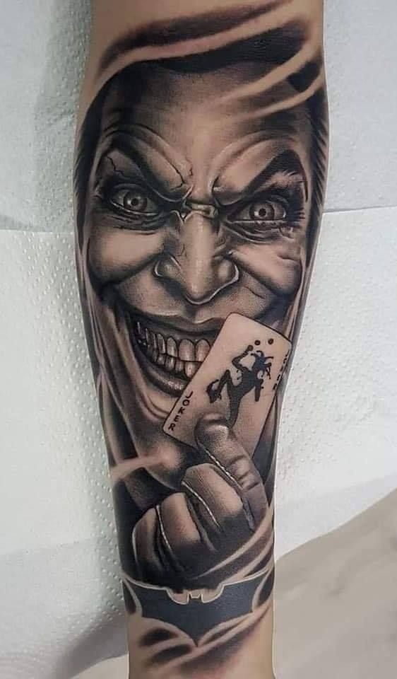 Hình xăm Joker trên cánh tay, phong cách blackwork chi tiết, độ phân giải HD.