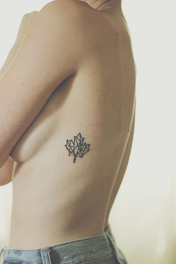 hình xăm lá phong kiểu hình khối độc đáo Hình xăm lá phong đơn giản ở sườn, phong cách blackwork, ảnh HD chi tiết.