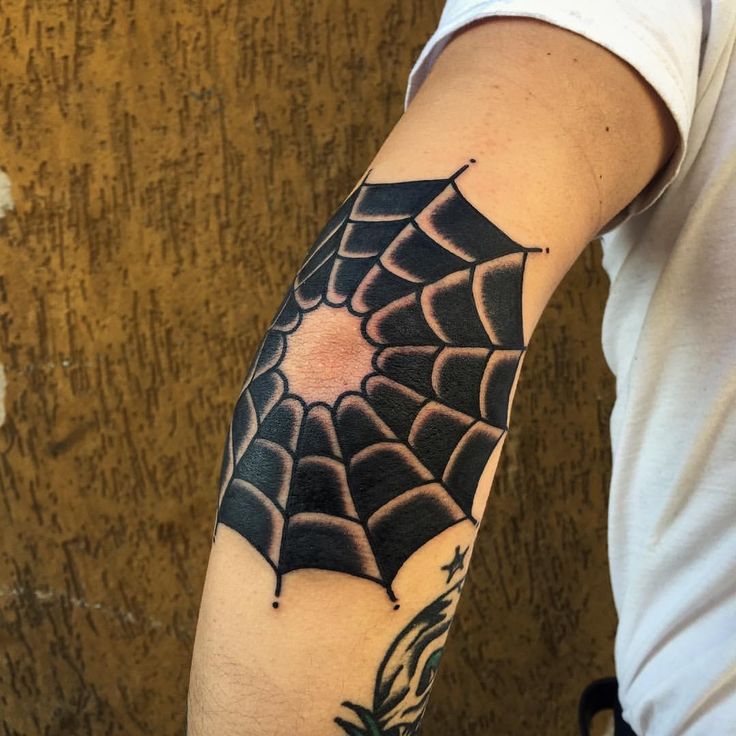 Hình xăm mạng nhện blackwork trên khuỷu tay, phong cách chi tiết, độ phân giải HD.