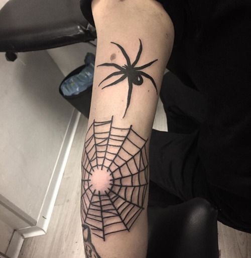 Hình xăm mạng nhện và nhện trên cánh tay, phong cách blackwork, chi tiết, ảnh HD.