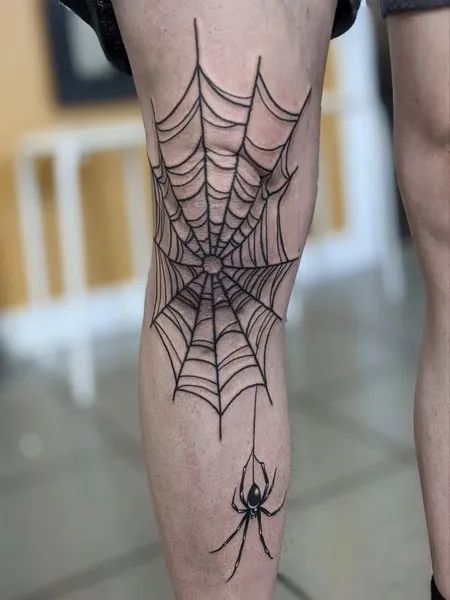 Hình xăm mạng nhện và nhện ở đùi, phong cách blackwork, chi tiết sắc nét, độ phân giải HD.