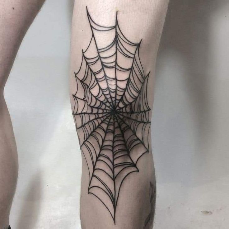 Hình xăm mạng nhện trên đầu gối, phong cách blackwork chi tiết, ảnh HD sắc nét.