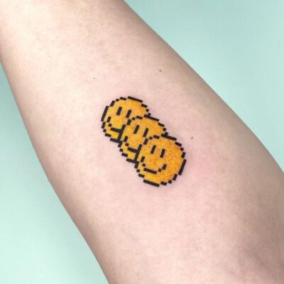 Hình xăm emoji pixel trên tay, phong cách pixel art, chi tiết rõ nét, độ phân giải HD.