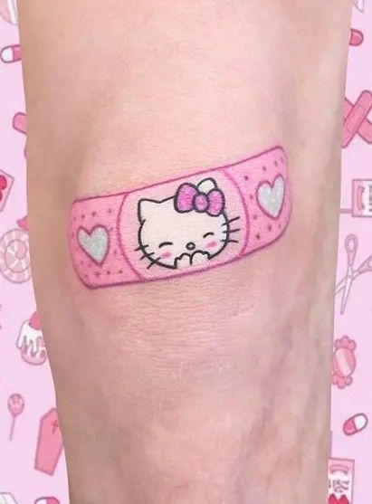 Hình xăm băng cá nhân Hello Kitty trên đầu gối, phong cách màu sắc, độ chi tiết cao, ảnh HD.