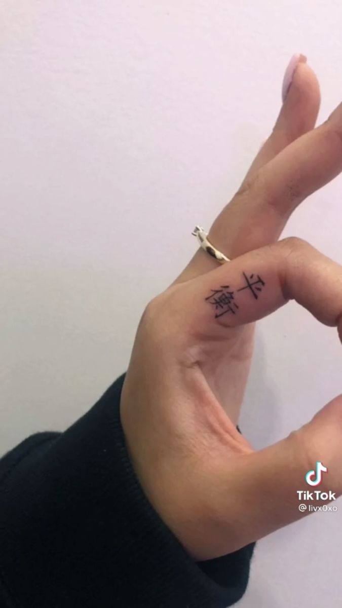 Hình xăm chữ trên ngón tay, phong cách blackwork tinh tế, độ phân giải HD.