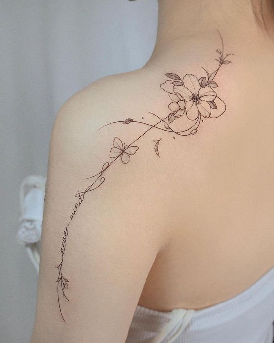 Hình xăm hoa trên vai, phong cách blackwork tinh tế, chi tiết cao, ảnh HD.