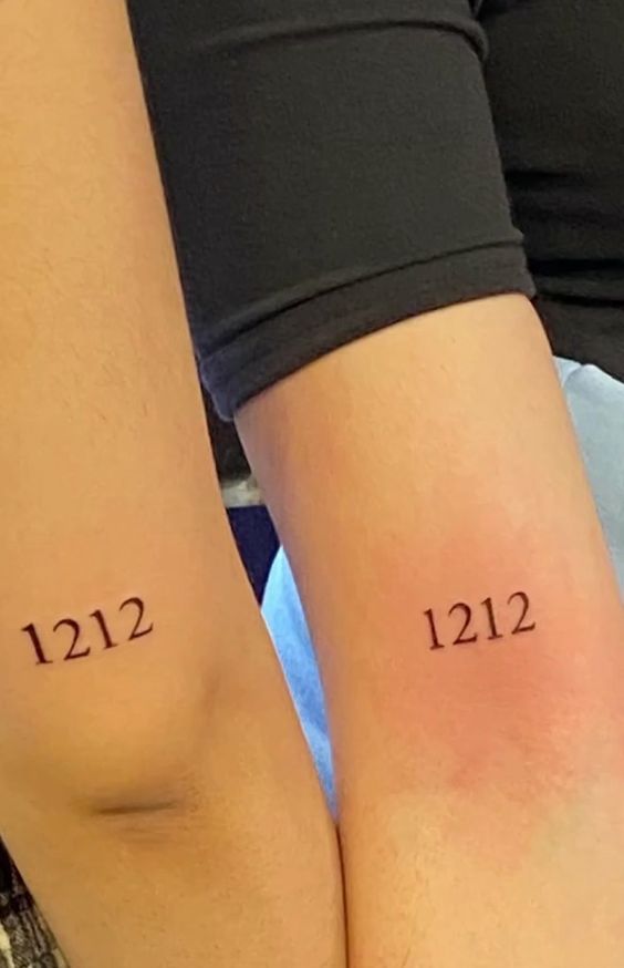 Hình xăm số "1212" trên cánh tay, phong cách tối giản, chi tiết rõ nét, ảnh HD.