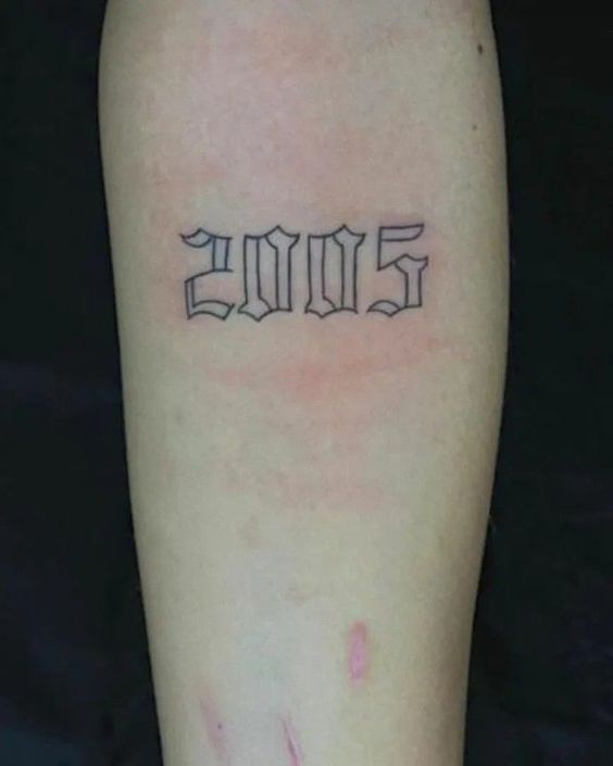 Hình xăm số "2005" trên cánh tay, phong cách chữ cổ điển, đơn giản, độ phân giải HD.