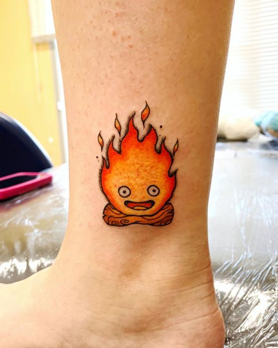 mẫu tattoo ngọn lửa có cảm xúc siêu đáng yêu Hình xăm lửa hoạt hình trên chân, phong cách màu sắc, chi tiết rõ nét, ảnh HD.