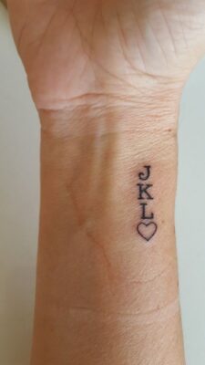 Thiết kế tattoo phong cách riêng trên cổ tay Hình xăm chữ JKL và trái tim trên cổ tay, phong cách tối giản, độ phân giải HD.