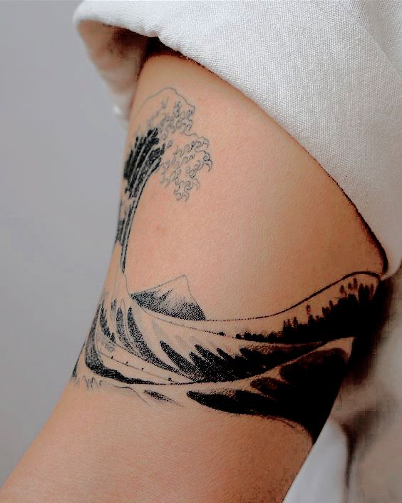 Hình xăm sóng biển phong cách blackwork trên cánh tay, chi tiết tinh xảo, độ phân giải HD.