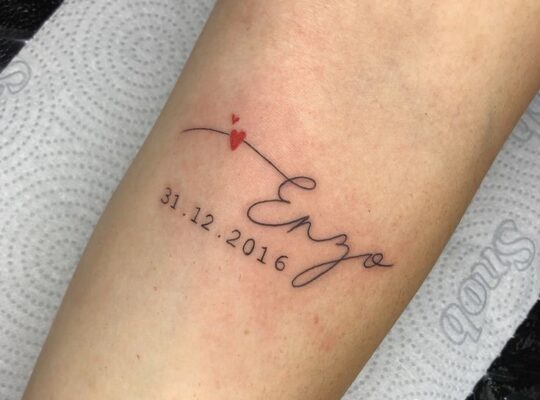 Mẫu tattoo tên được nhiều người yêu thích Hình xăm chữ tay với trái tim nhỏ, phong cách tinh tế, vị trí cánh tay, độ phân giải HD.