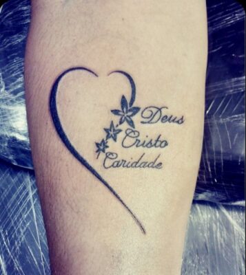 Thiết kế tattoo tên tạo nét khác biệt Hình xăm chữ và hoa trên tay, phong cách blackwork, chi tiết, ảnh độ phân giải trung bình.