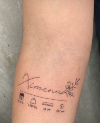 Tattoo tên sáng tạo đầy ý nghĩa Hình xăm chữ và hoa mini trên tay, phong cách tối giản, chi tiết rõ nét, độ phân giải HD.