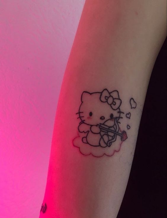 Hình xăm Hello Kitty dễ thương trên cánh tay, phong cách blackwork, chi tiết rõ nét, ảnh HD.
